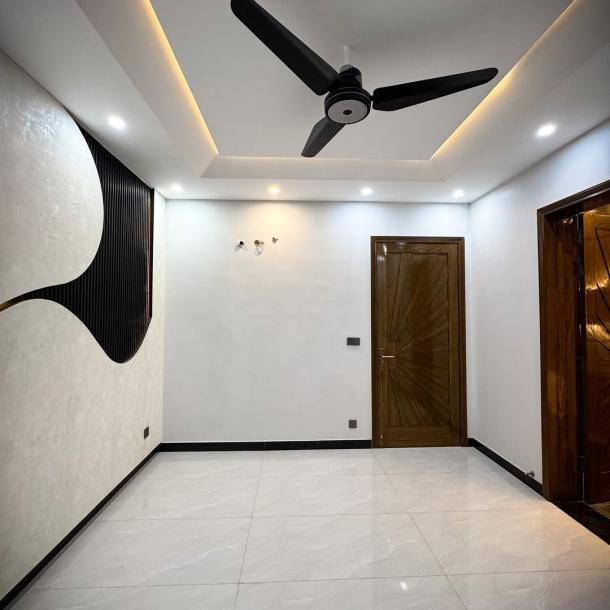 Beautiful 10 Marla House For Sale in DHA Phase 7 Lahore Pakistan-11