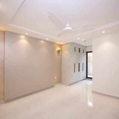 10 Marla Near to Commercial Modern Design Luxury Living House for Sale