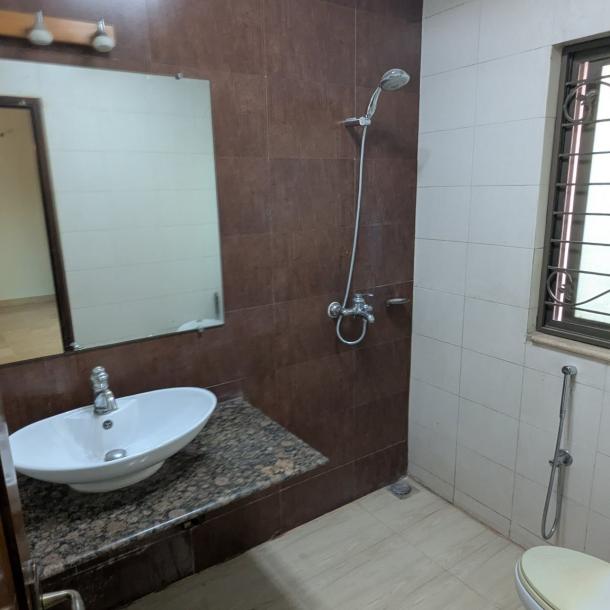 Ideal Location 1 Kanal Upper Portion Available For Rent In DHA Lahore-5