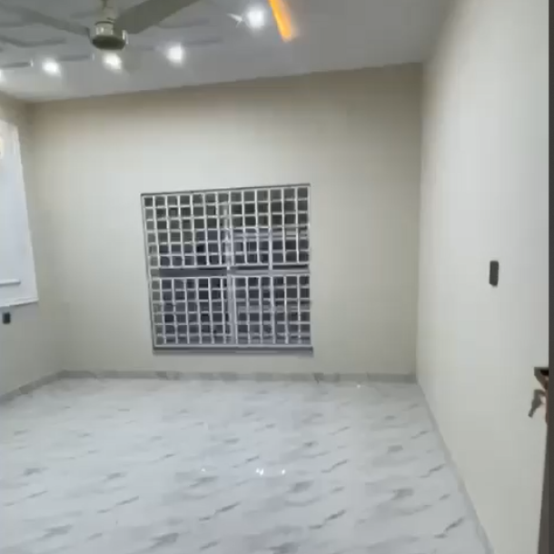 Urgent 4 Bedrooms Flat Is Available For Sale In Askari 10-2