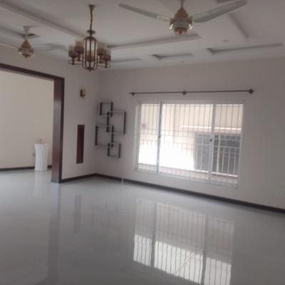 Facing Park 12 Marla New Apartment Available For Sale In Askari 10