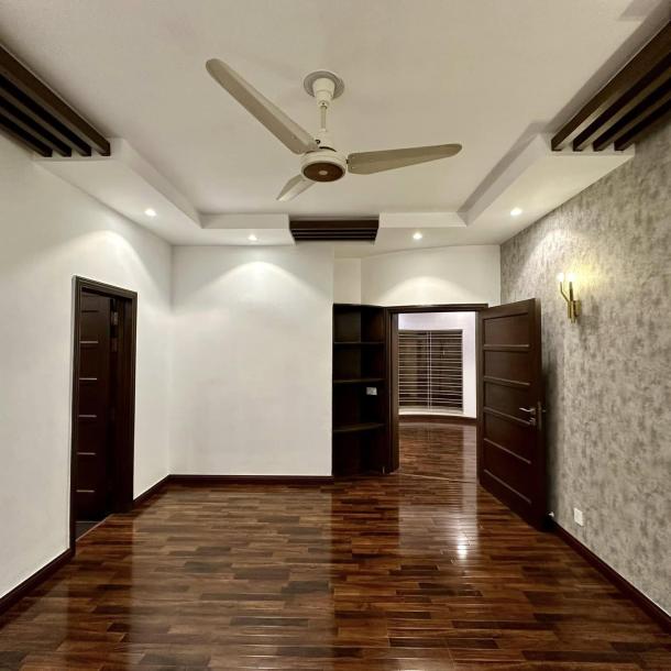 1 kanal Facing Park low Budget Beautiful house available for sale on investor rate in DHA Phase 5-5