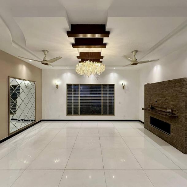 1 kanal Facing Park low Budget Beautiful house available for sale on investor rate in DHA Phase 5-2