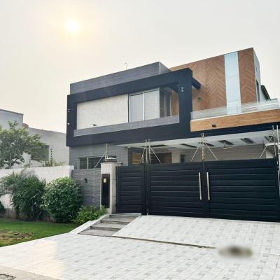 1-Kanal Brand New Master Piece Mention at Super hot Location.