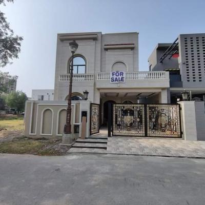 Luxurious 10 Marla House for Sale in Lake City Lahore