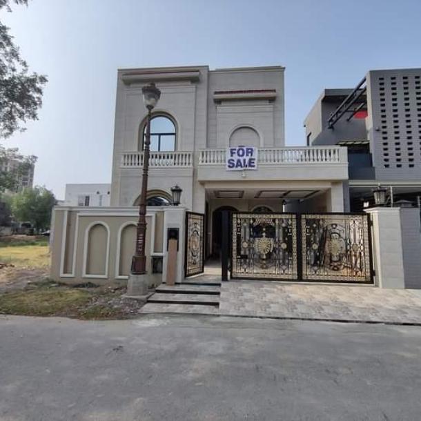 Luxurious 10 Marla House for Sale in Lake City Lahore-1