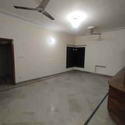 Elegant 1 Kanal Upper Floor for Rent – DHA Phase 4 Lahore