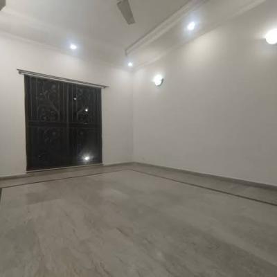 Beautiful Upper Portion 1 Kanal DHA Phase 4 Lahore