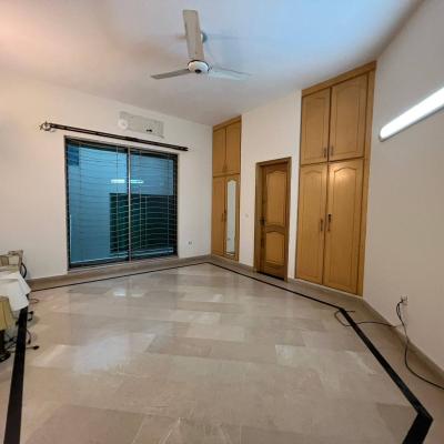 Beautiful 1 Kanal Upper Portion For Rent Peaceful Area DHA Phase 5 Lahore